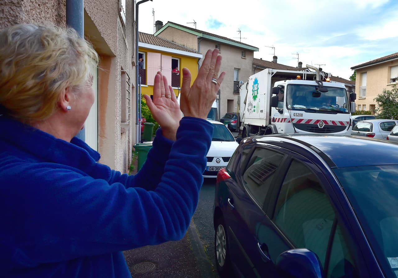 Residentes de Merignac, Francia, salieron a las puertas de sus casas para aplaudir a los recolectores de basura de la ciudad el 16 de abril. Ese día se cumplía un mes del estricto mandato de cuarentena impuesto por las autoridades.