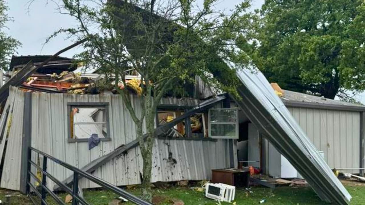 Una fotografía muestra los daños causados en el lugar después de la explosión de una pipa de gas, la cual resultó en graves lesiones para trabajadores hispanos en el norte de Texas.