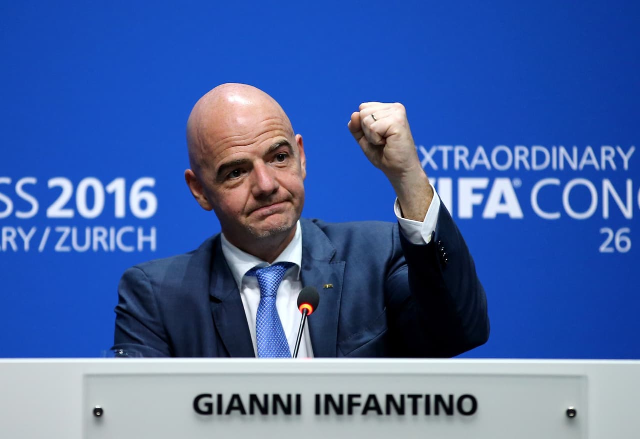 Directivo italiano asegura que Infantino ganó porque ''compró más votos''