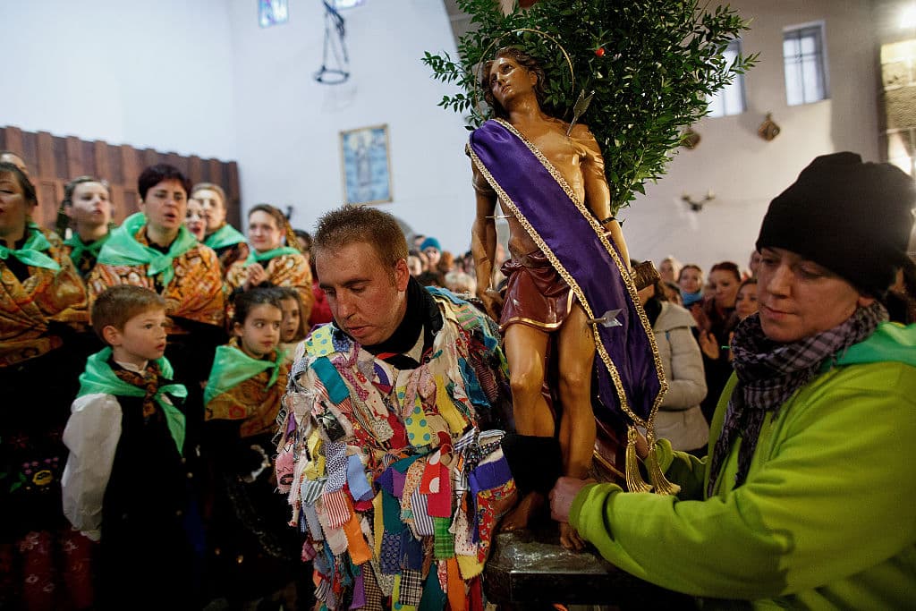 Es así como la iconografía de San Sebastián es amplísima, encontrada en muchísimas formas de arte. Quizá después de Jesús, la Virgen María o el Espíritu Santo, es una de las figuras religiosas más divulgadas en arte religioso.