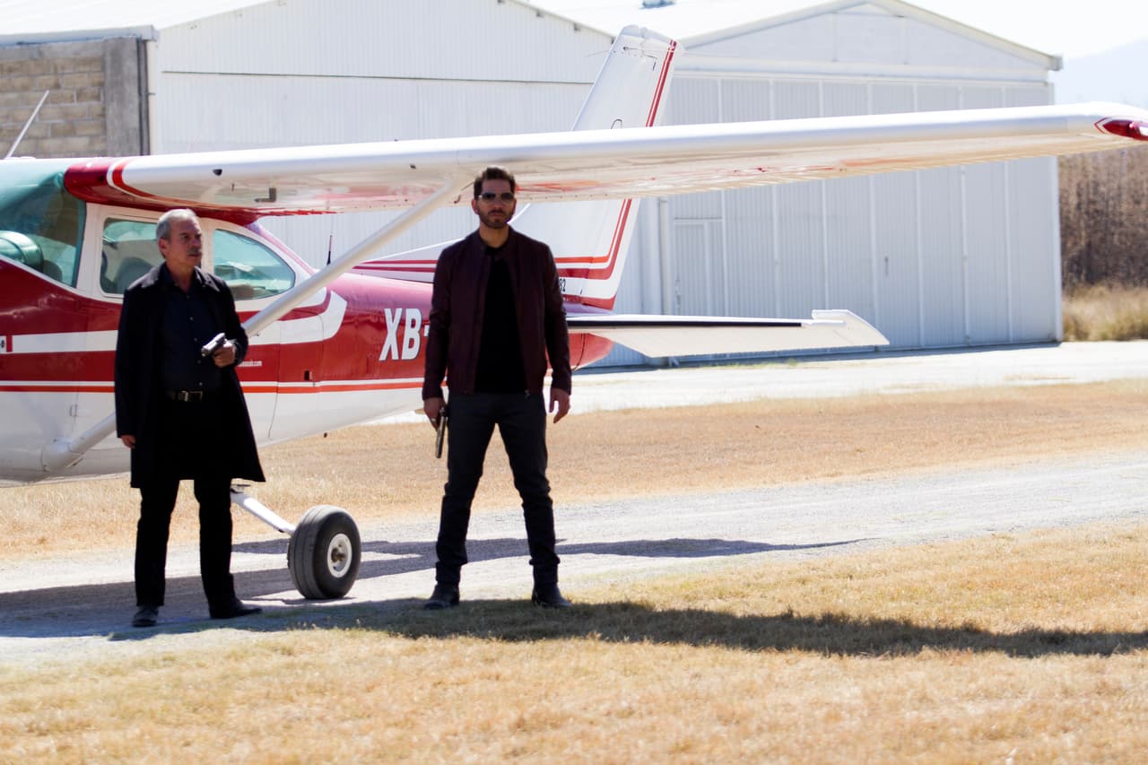 Al verlo en la pista, Yolanda corrió a los brazos de John.