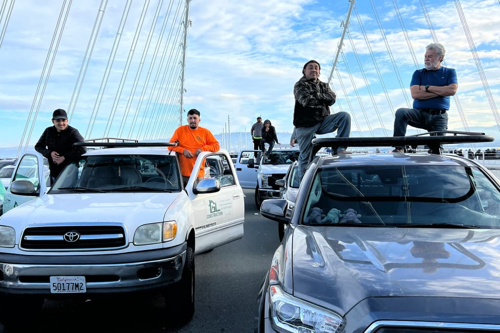 La protesta durante la cumbre APEC en San Francisco provocó el colapso del tráfico en el Bay Bridge, dejando a los conductores frustrados y atrapados en largas filas de vehículos. La falta de movilidad y la imposibilidad de avanzar generaron situaciones de tensión y molestia entre los automovilistas. La situación subraya la importancia de contar con rutas alternativas y mantener el flujo normal de tráfico.