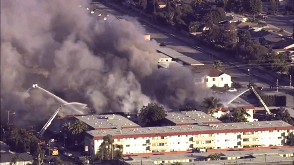 Devastador incendio devora un edificio de 141 apartamentos en Los Ángeles