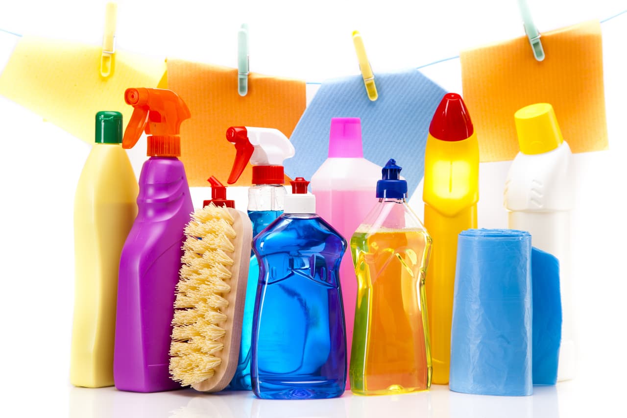 <b>Clips o pinzas:</b> Este tipo de artículos son ideales para colgar las escobas, palas, limpiavidrios, plumeros y hasta los trapos. Asegúrate de colocarlos a los lados o en el fondo del armario.