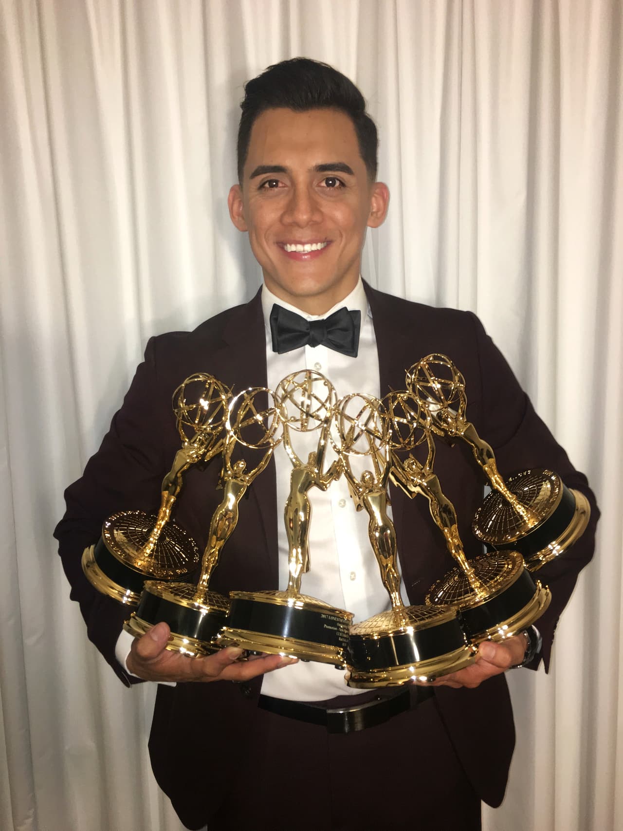 Raúl Solís celebra sus seis premios Emmy Lone Star 2017.