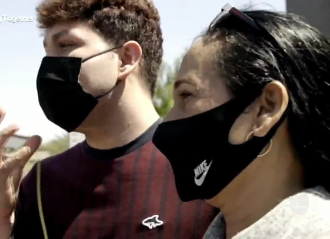 Así, el joven de 15 años fue puesto bajo protección del estado, antes de ser entregado a unos familiares en 
<a href="https://www.univision.com/temas/california">California</a>, mientras Sandra esperaba angustiada en territorio mexicano por 
<b>una respuesta favorable sobre su solicitud de asilo. </b>
<br>