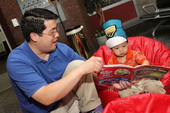 ESTABLECE UN RITUAL - De vez en cuando intenta establecer un nuevo ritual leyendo un cuento durante el desayuno, durante el baño, al llegar de la guardería, o incluso mientras tu hijo esté sentado en el orinal. (Textos por: BabyCenter)