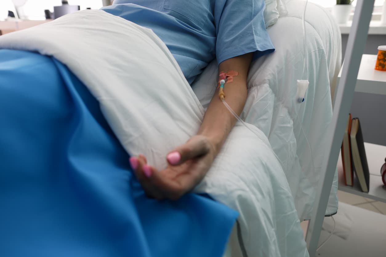 Cuatro ladrones encapuchados asaltan a un adolescente de 13 años y lo golpean brutalmente aunque les entregó su celular
