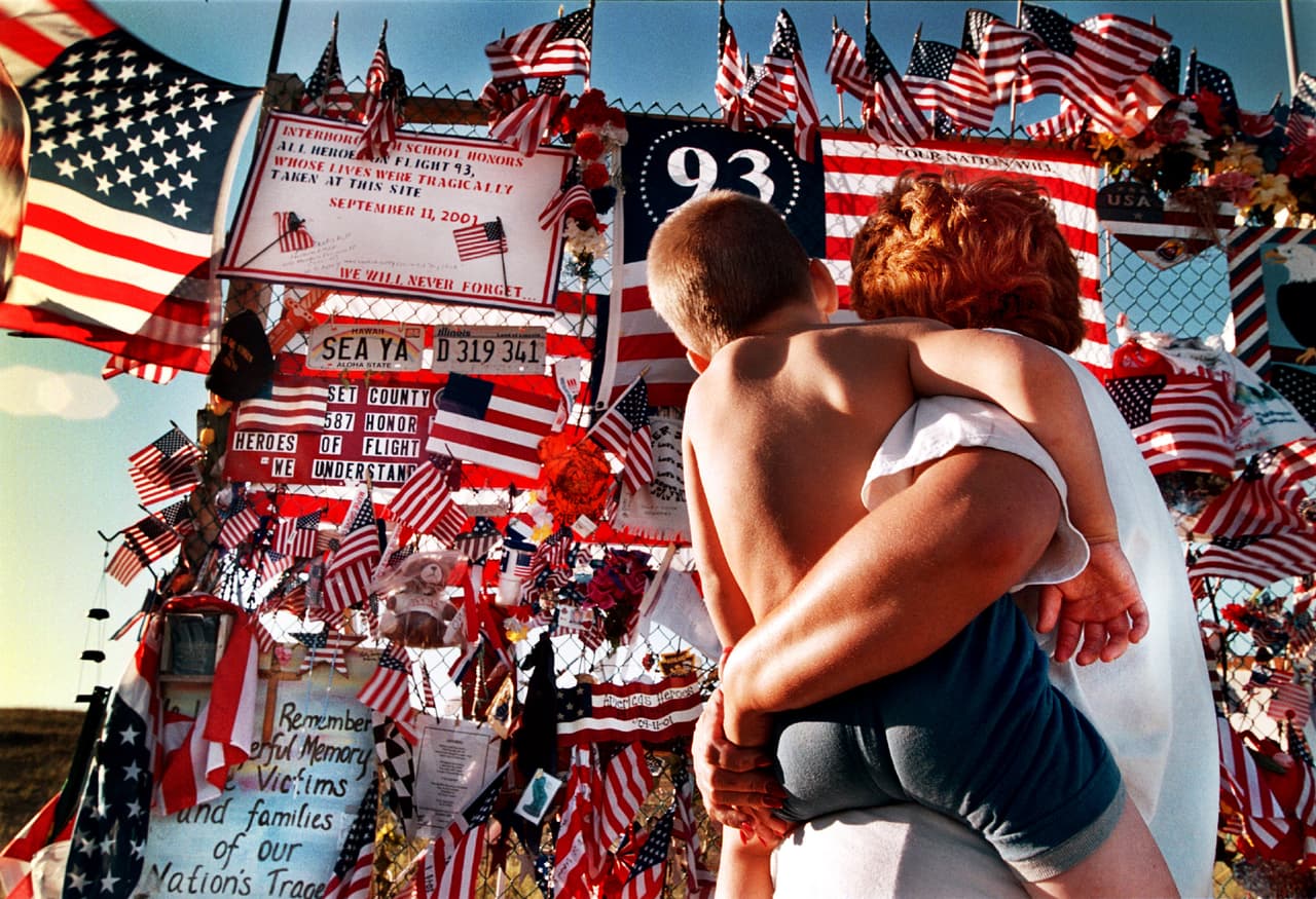 Había partido de Newark, Nueva Jersey, con destino a San Francisco, California, a las 8:42 AM del 11 de septiembre y a 40 minutos del despegue cuatro miembros de 
<a href="https://www.univision.com/temas/al-qaeda"><u>Al Qaeda</u></a> tomaron el control de la aeronave. A diferencia de los otros vuelos implicados en el ataque terrorista, los pasajeros y la tripulación descubrieron la intención de los secuestradores y lucharon por retomar el control.
<br>
<br>Esta imagen de marzo de 2002 muestra un monumento improvisado cerca del lugar donde cayó el vuelo 93 de United Airlines en Shanksville, Pennsylvania.