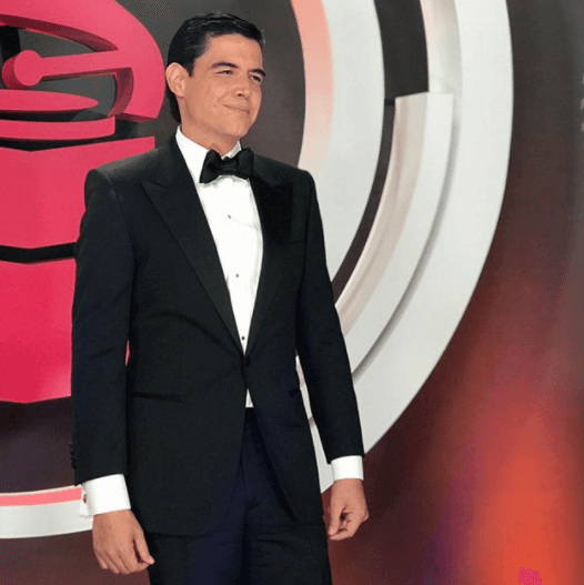 Así de elegante lució Orlando Segura en la alfombra de Latin GRAMMY.