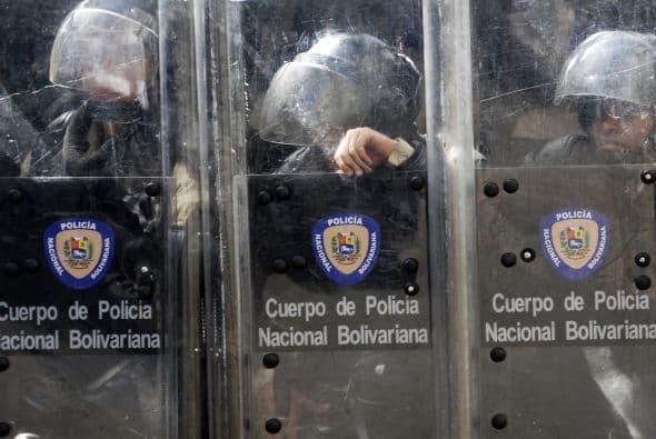Cuerpo de Policía Nacional Bolivariano. Los estudiantes llevaron a cabo una manifestación pacífica contra el régimen del mandatario Nicolás Maduro el 12 de febrero de 2014. Motorizados uniformados y con sus caras cubiertas, dispararon contra los manifestantes, matando a dos estudiantes y a un oficial.