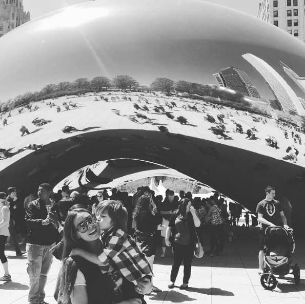 No puedes dejar de visitar la Cloud Gate si llegas a ir a Chicago, Illinois. Esta escultura la hizo el artista Anish Kapoor.
