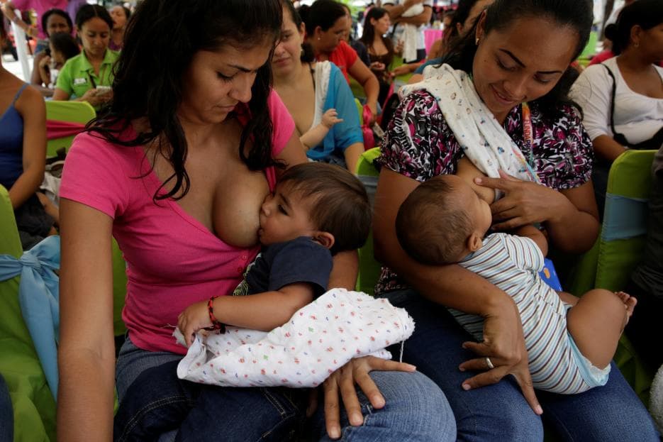 <a href="https://www.wcrf.org/dietandcancer/recommendations/breastfeed-your-baby">Si puedes, da el pecho a tu bebé: es beneficioso para ambos </a>.
<b> La lactancia materna protege a la madre contra el cáncer de mama</b> y a los niños contra el sobrepeso y la obesidad y, por tanto, contra los cánceres para los que el sobrepeso y la obesidad son un factor de riesgo.