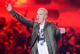 Eminem participa en esta polémica cinta, en la que responde forma polémica las preguntas que le hace el entrevistador.