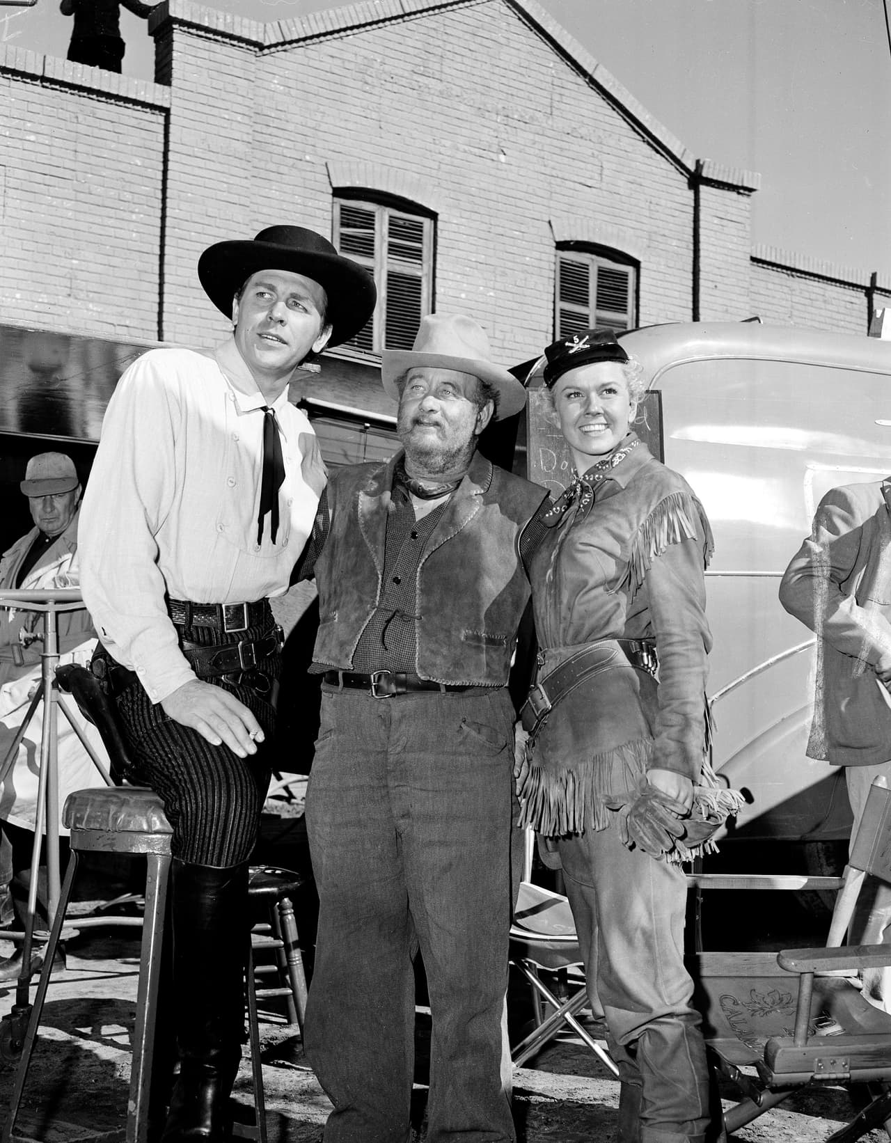 "Los deseos de Doris fueron que no tendría un funeral ni un velorio y no habría una lápida en su tumba", precisó su fundación. En esta imagen de 1953, Day posa con sus coestrellas Howard Keel y Chubby Johnson durante la filmación de 'Calamity Jane'. 
<br>