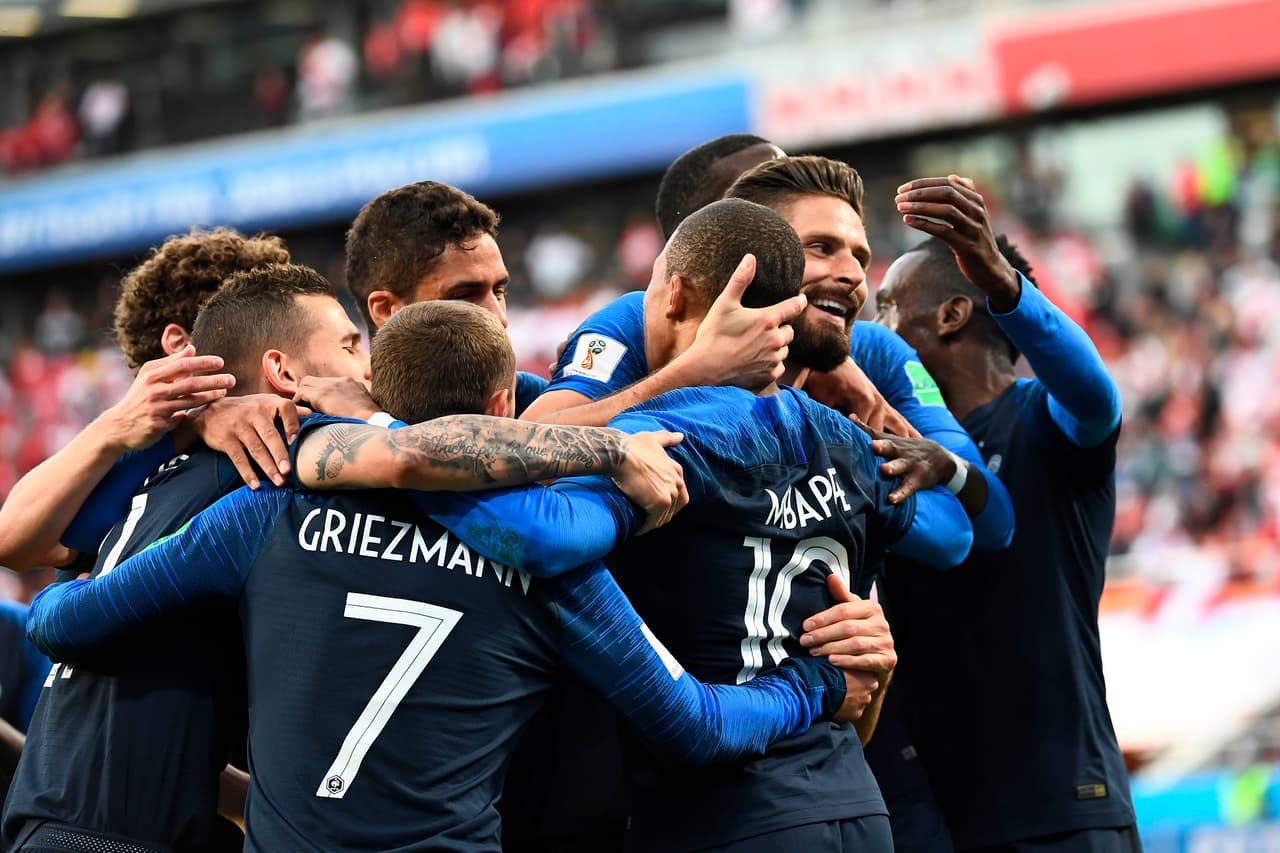 Francia se impuso 1-0 contra Perú en el grupo C en Ekaterinburgo y quedó con seis puntos, clasificado en octavos de final, en un resultado que de paso eliminó a su rival de turno.