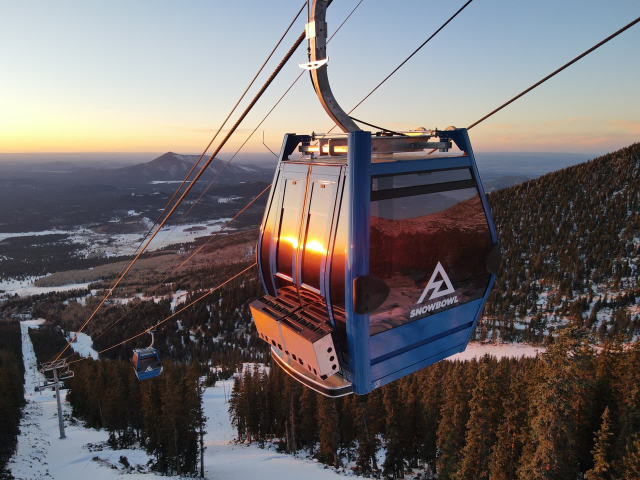 “Más del doble de rápido que el antiguo teleférico de Agassiz, elevándose 2,000 pies en 7 minutos”, indican funcionarios de Arizona Snowbowl. 
<br>