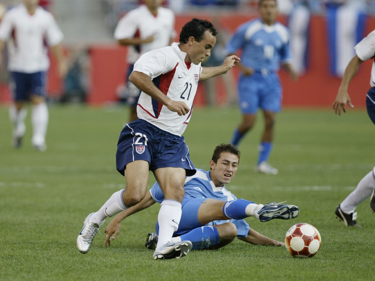 Alfredo Pacheco es el jugador que más veces ha vestido la camiseta de la selección de El Salvador. Pero en 2013 fue castigado de por vida por arreglo de partidos. Fue asesinado a tiros el 28 de diciembre de 2015 en una estación de servicio en Santa Ana, El Salvador.