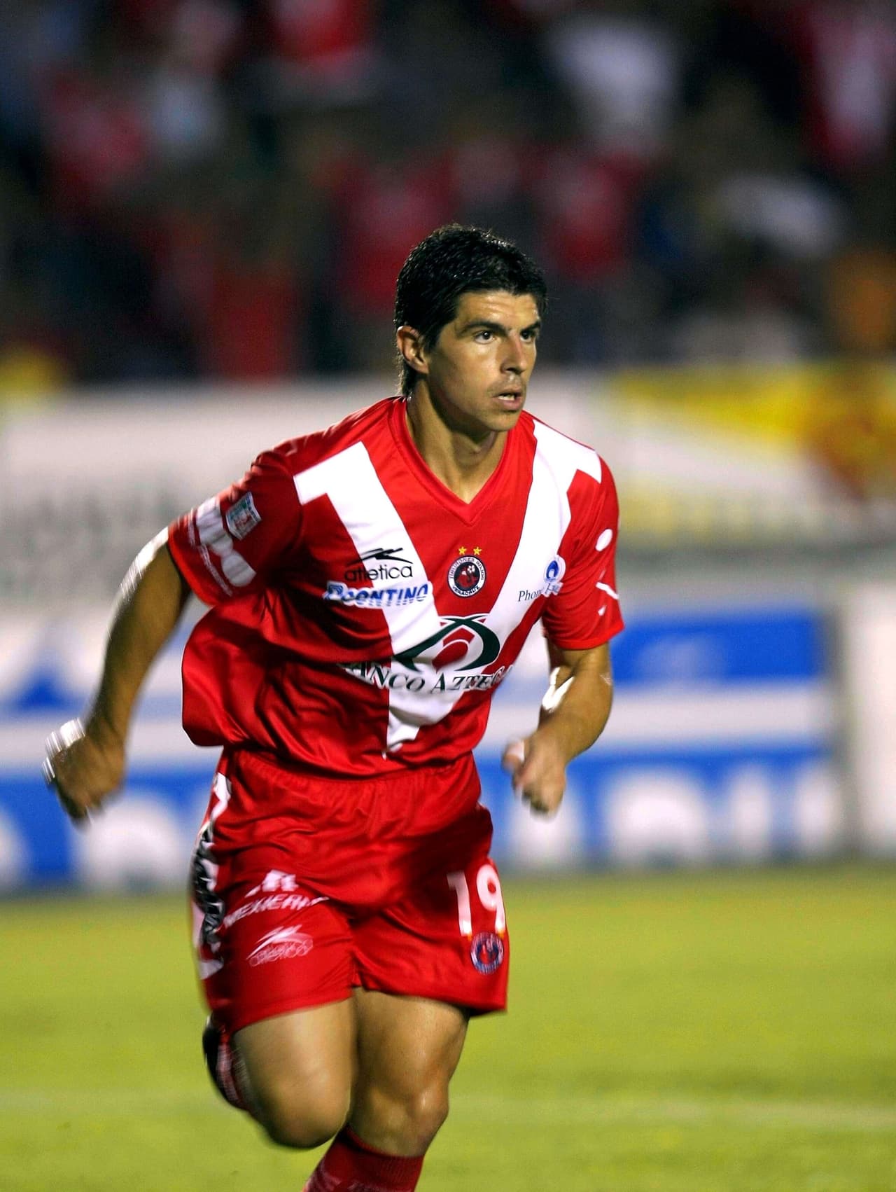 <b>Veracruz</b> atraviesa uno de sus peores momentos en la actualidad, pero tienen antecedentes gloriosos e inolvidables ante las
<b>Águilas del América</b> en el puerto jarocho. Los Tiburones desearían alegrías como las de
<b>hace 11 años.</b>