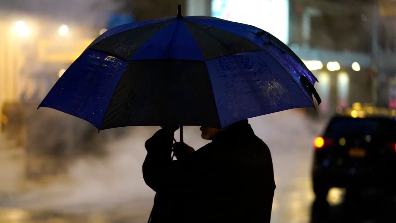 Intensas lluvias causan afectaciones en NY.