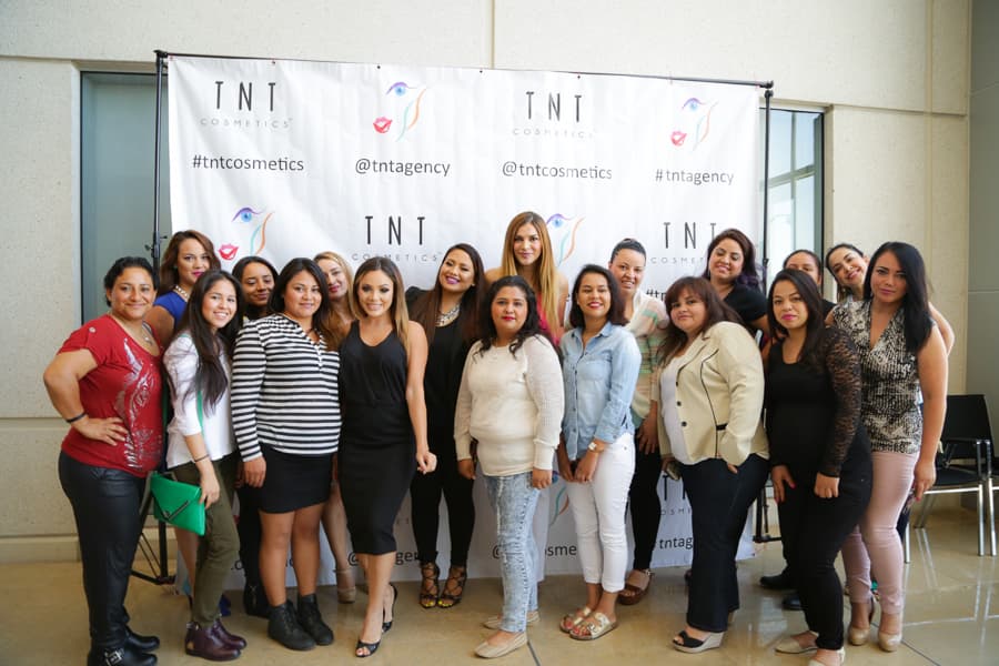 Como parte del grupo de amigas de Donaji “BFF” quince ganadoras tuvieron el privilegio de tomar una clase “Aprender a maquillarse como profesional” auspiciado por Alejandra Barraza de TNT Agency.