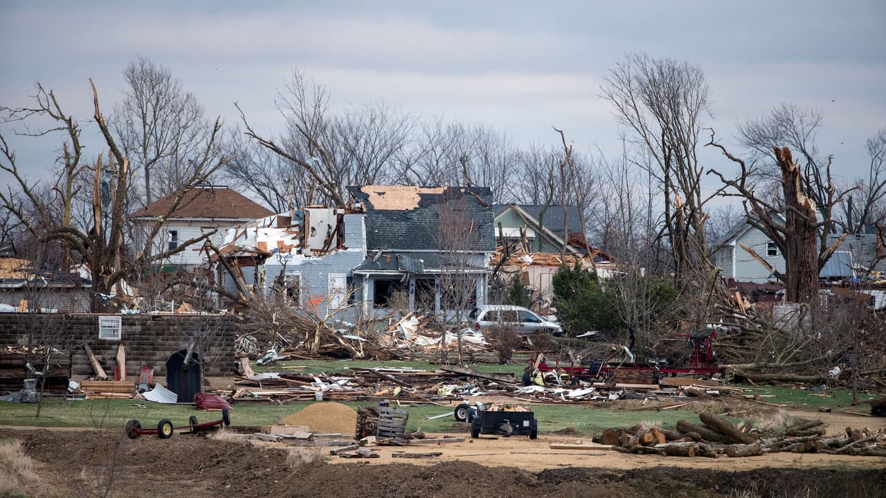 <b>8. El tornado de 2015 de Rochelle-Fairdale:</b> El 9 de abril se 
<a href="https://www.weather.gov/lot/15apr09" target="_blank">registraron siete tornados</a> en el norte-centro de Illinois. Tres de estos fueron de categoría 0, tres fueron categoría 1 y uno fue categoría 4. Este último, que llegó a velocidades de cientos de millas por hora, hizo un recorrido de 43.5 millas. Esto dejó como saldo a 22 heridos y 2 fatalidades en Fairdale, en el condado de Boone.