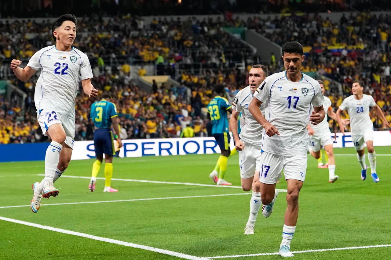 Abbosbek Fayzullaev, de Uzbekistán (izquierda), celebra tras marcar el primer gol de su equipo durante el partido de fútbol del Grupo K de la Copa Mundial entre Uzbekistán y Colombia en Ciudad de México, el miércoles 17 de junio de 2026.