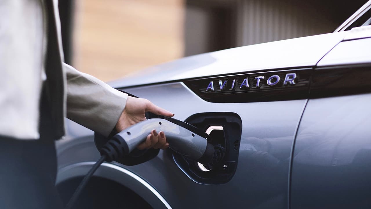 La Lincon Aviator 2020 contará también con una versión 
<b>híbrida enchufable</b> que será conocida como la 
<b>Lincoln Aviator Grand Touring</b> cuyo tren motriz está compuesto por el mismo V6 doble turbo de la versión regular, asistido por tecnología de movilidad eléctrica compuesta por un motor eléctrico instalado entre el motor de gasolina y la transmisión alimentado por una batería que vive en el lado derecho del carro entre los dos ejes del vehículo. Lincoln estima que generará 
<b>450 caballos de fuerza y 600 libras-pie de torque</b>, lo que sumado al ahorro de combustible inherente a la tecnología híbrida, convierten a la Aviator Grand Touring en una opción sumamente interesante, especialmente para quienes usarán sus Aviator para remolcar.