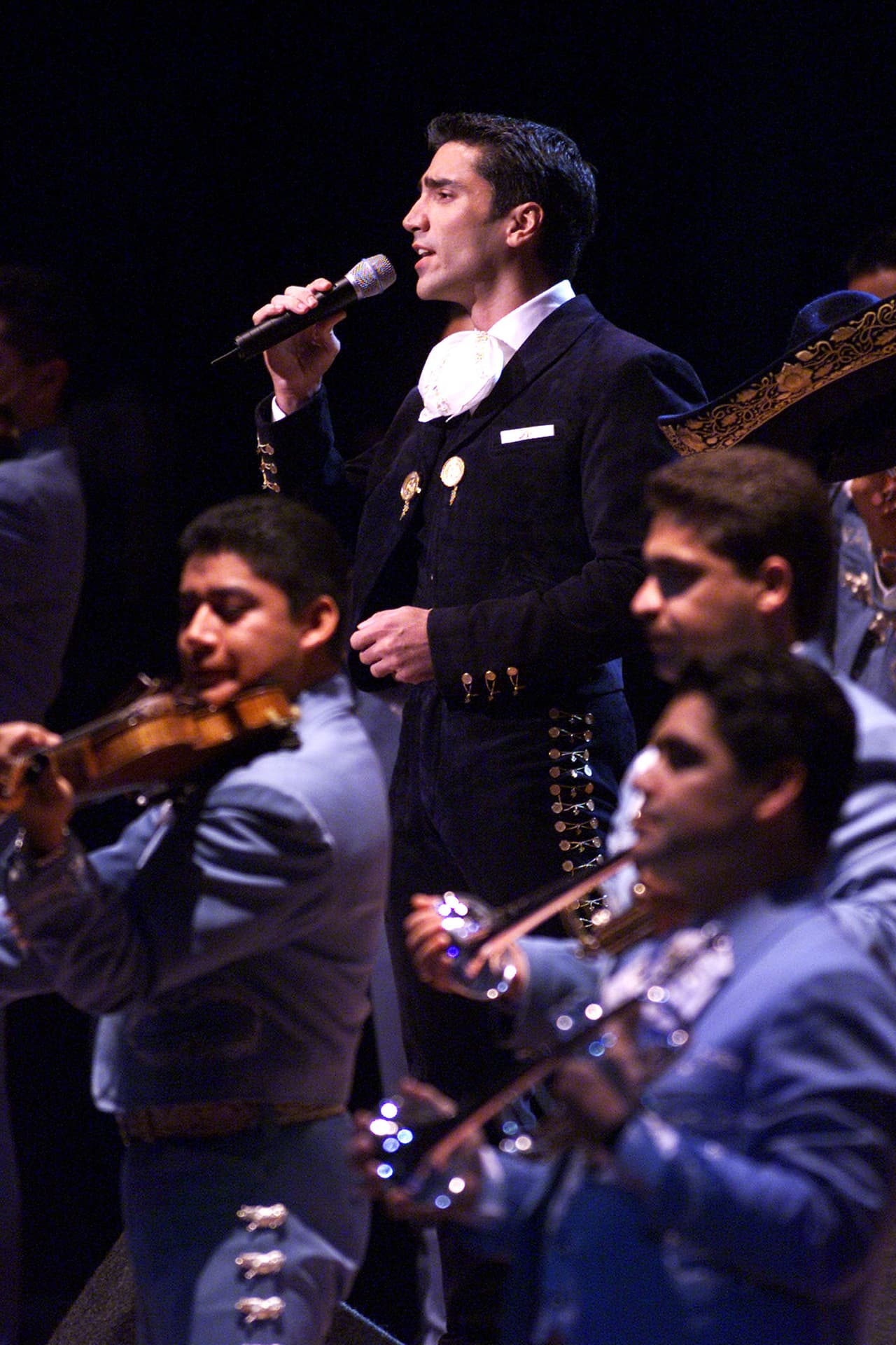 <b>Alejandro Fernández</b> es uno de los grandes de la música en los Latin GRAMMY y ha cantado en varias ocasiones: en el 2000 ('
<a href="https://www.youtube.com/watch?v=-f8Ag1Et6mY" target="_blank">Loco</a>'), 2010 ('Vamos a darnos tiempo' y 'Júrame') y en 2017 ('
<a href="https://www.youtube.com/watch?v=6Xz44lohHG0" target="_blank">Quiero que vuelvas</a>' y 'México lindo y querido').