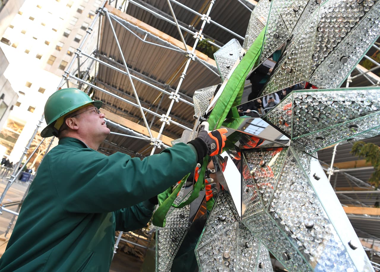 La estrella pesa 550 libras por lo que fue asegurada para subirla en grúa.
