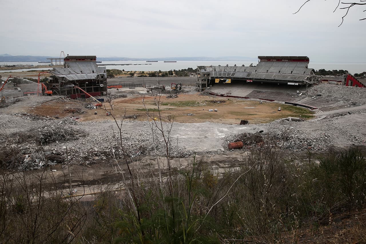 La demolición de la excasa de los Gigantes y los 49ers de San Francisco llegó a su fase final.