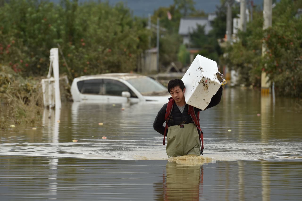 Un hombre camina por un área inundada en Nagano, dos días después del paso del tifón. El tifón Ida, con el que las autoridades de Japón comparan a Hagibis, azotó el archipiélago el 26 de septiembre de 1958. Produjo la inundación de varios ríos junto y deslizamientos de tierra, dejando 888 muertos, 381 desaparecidos y 12,000 personas sin hogar.