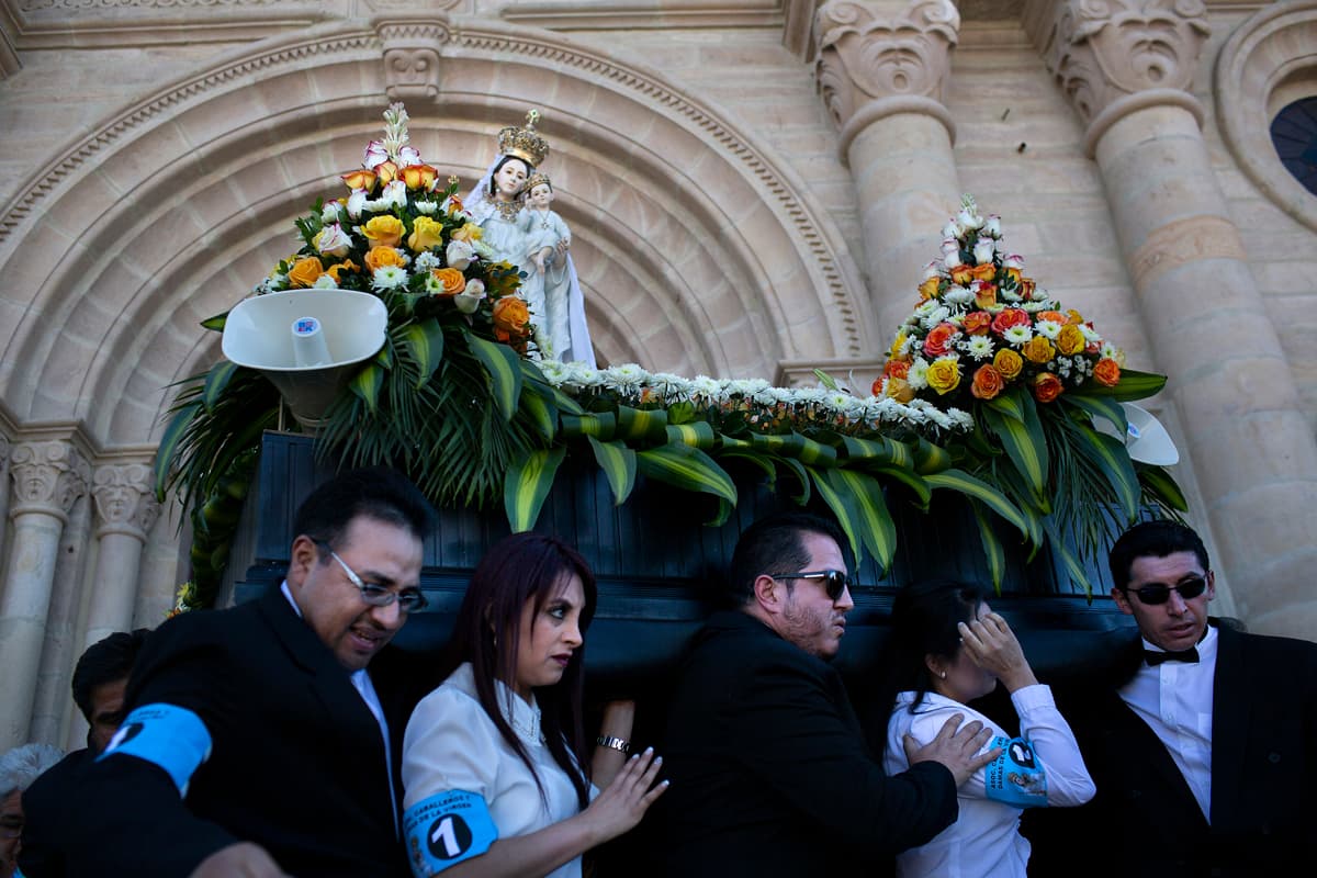 Un grupo de 30 voluntarios carga la talla de la virgen durante la romería que dura en torno a tres horas y recorre el centro de la Azoguez.
