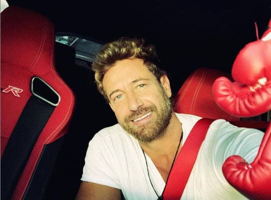 En las cláusulas se indica que el actor seguirá pagando los gastos de la casa como luz, agua, predial, telefonía fija y el servicio de televisión por cable. Por otro lado, también deberá ceder a su ex la propiedad de la camioneta que como matrimonio poseían.