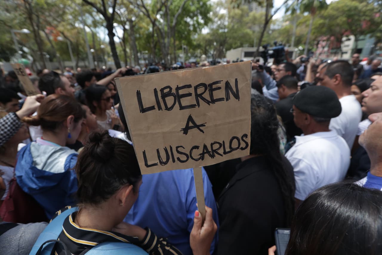 La multitud frente a la fiscalía general de Venezuela. “Estoy profundamente preocupada por la presunta detención del reputado periodista
<a href="https://twitter.com/LuisCarlos"> <u>@LuisCarlos </u></a>por parte de los servicios de inteligencia venezolanos, y por su bienestar”, escribió en su cuenta de Twitter Michelle Bachelet, comisionada de Derechos Humanos de Naciones Unidas.