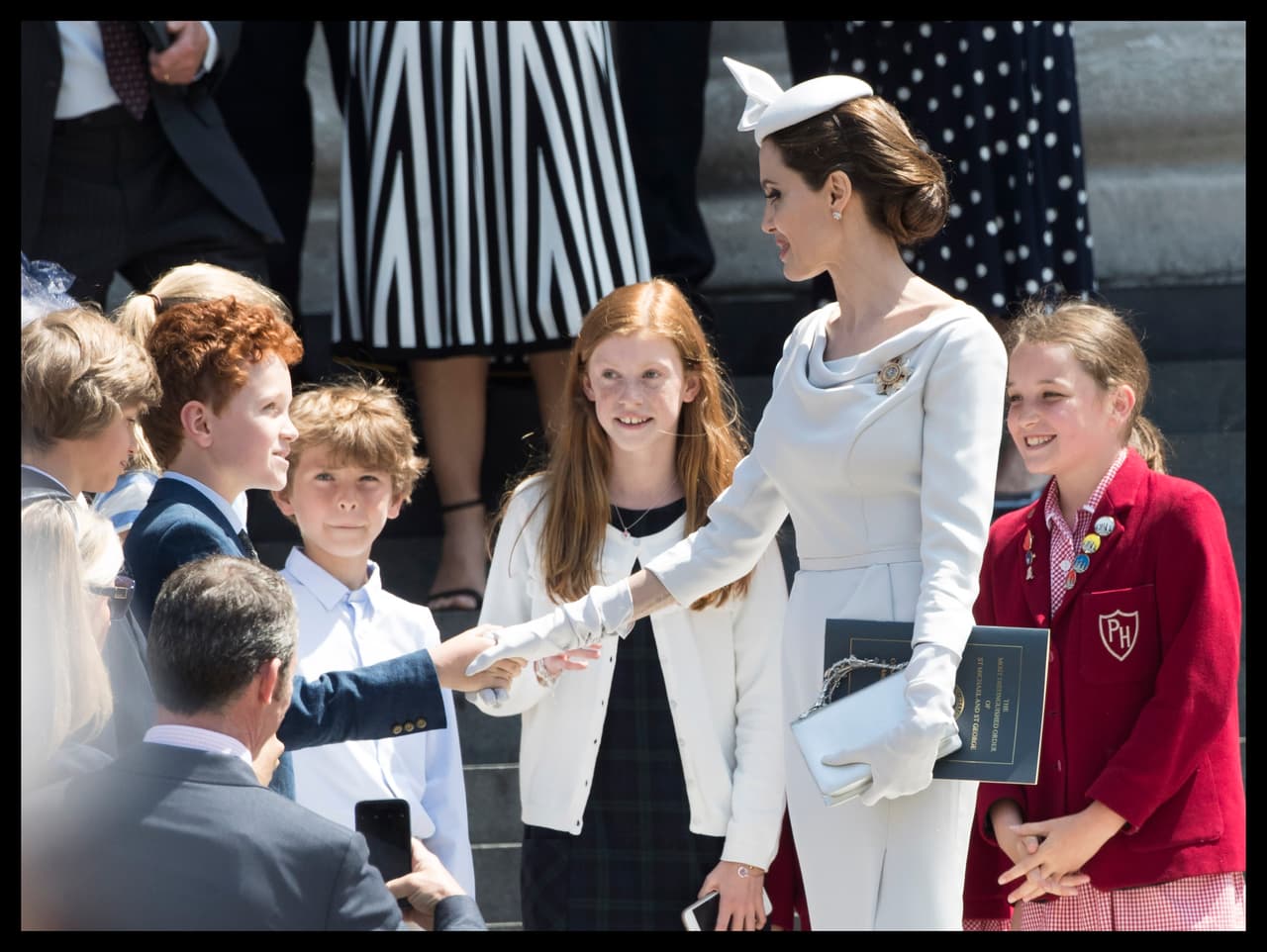 Angelina lució un vestido de Ralph & Russo, la misma firma que usó Meghan Markle en las fotos oficiales de su compromiso con el príncipe Harry.