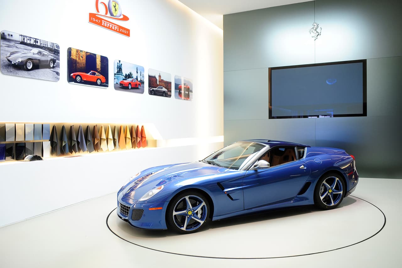 Otro producto destacable es este Ferrari Superamerica 45, del coleccionista Peter Kalikow, quien para celebrar sus 45 años como cliente de la marca, mandó a hacer este auto convertible basado en el super exclusivo Ferrari 599 SA Aperta. El color fue elegido en honor al Ferrari 400 Superamerica de 1961 propiedad de Kalikow.