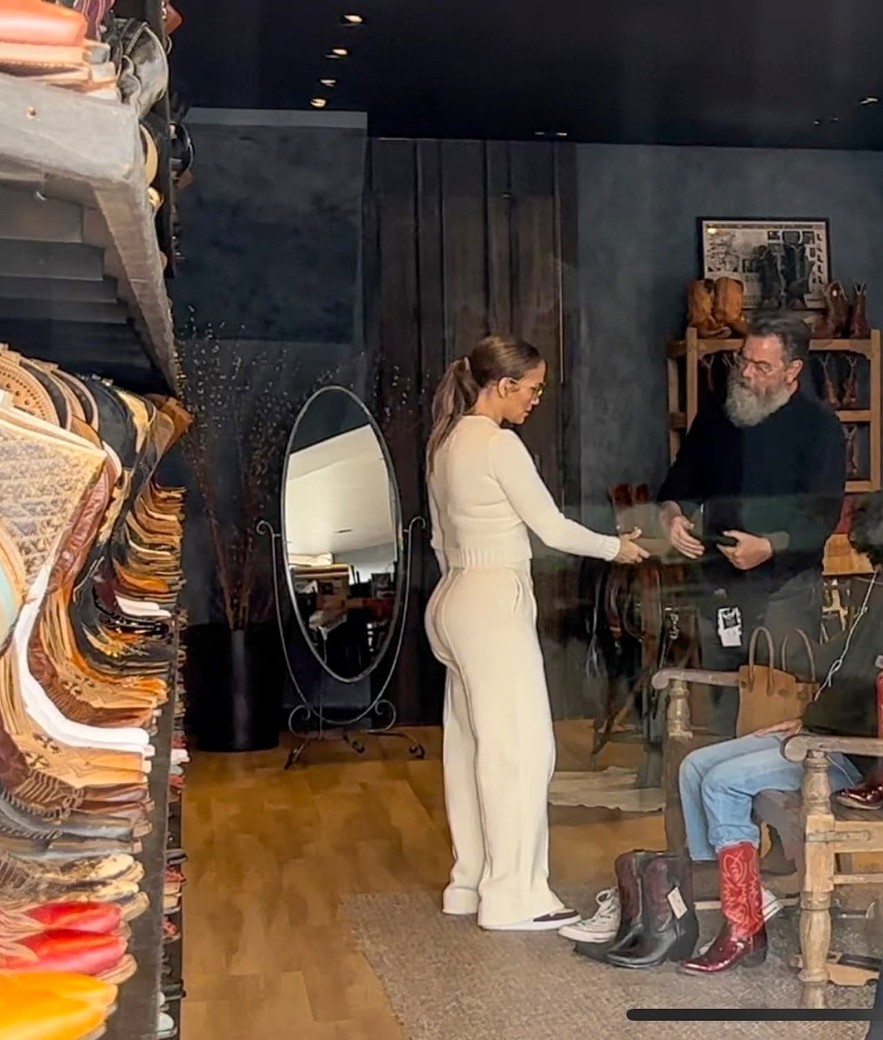 Emme, quien se caracteriza por su estilo ‘fashionista’ que va hacia lo ‘tomboy’, se probó varios pares de botas vaqueras. 
<br>