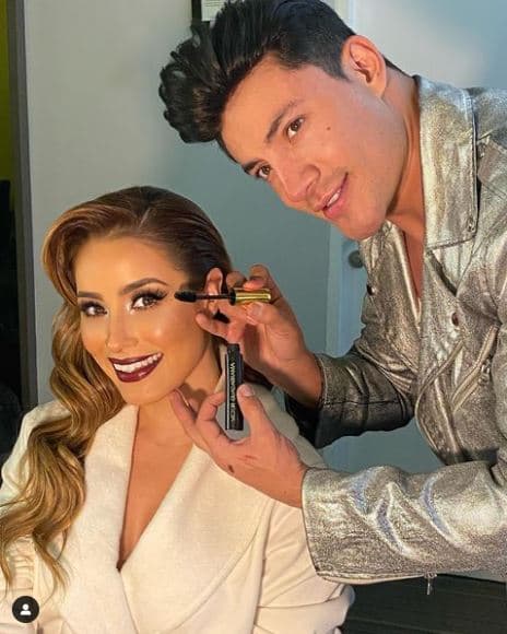 Por su parte, 
<b>Cynthia Rodríguez</b> demuestra ser un punto medio, ya que si bien le gusta jugar con los colores en su maquillaje muestra una inspiración al glamour de las antigüas estrellas de cine.