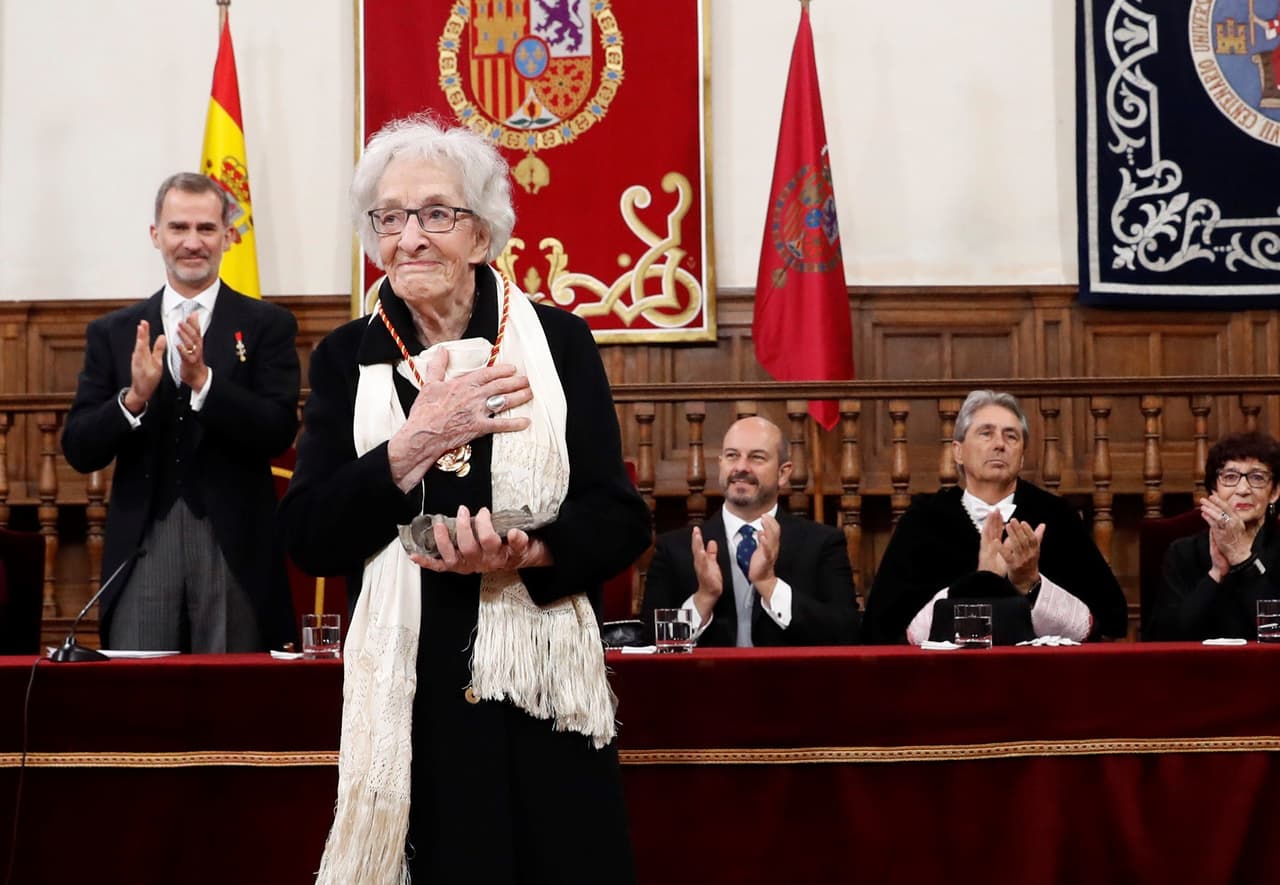 La poeta Ida Vitale sonriente tras recibir el premio Cervantes, la máxima distinción literaria del idioma español.