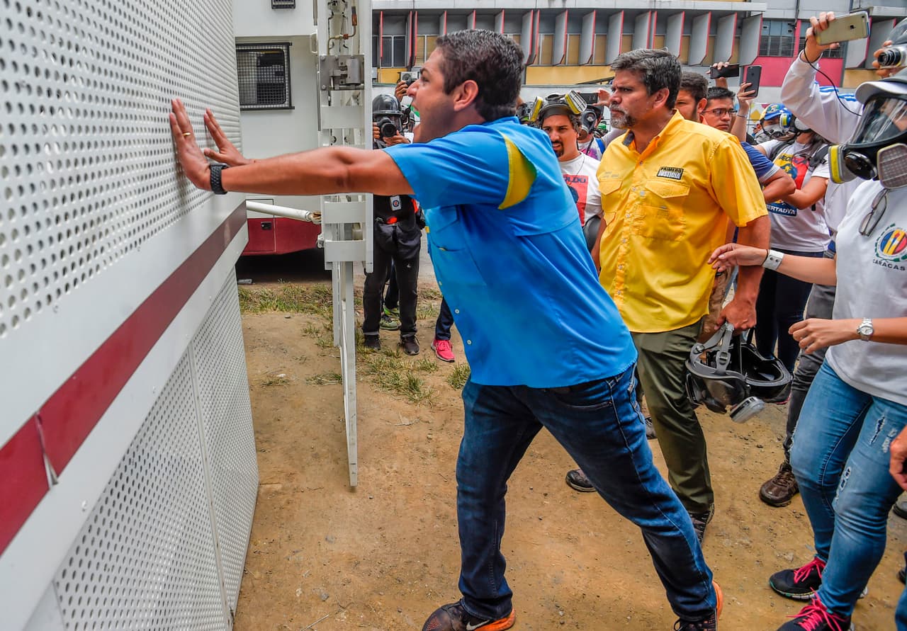 Los diputados José Manuel Olivares, Rafael Guzmán y Freddy Guevara se enfrentan a un piquete de la Guardia Nacional el 3 de junio de 2017, durante las protestas en Caracas.