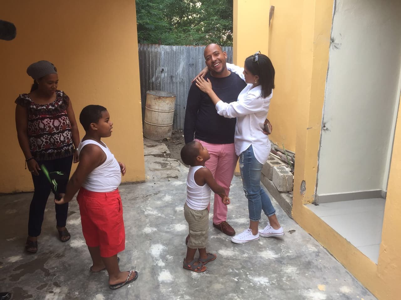 Su familia estaba ahí, y Francisca estaba feliz de poder abrazarlos.