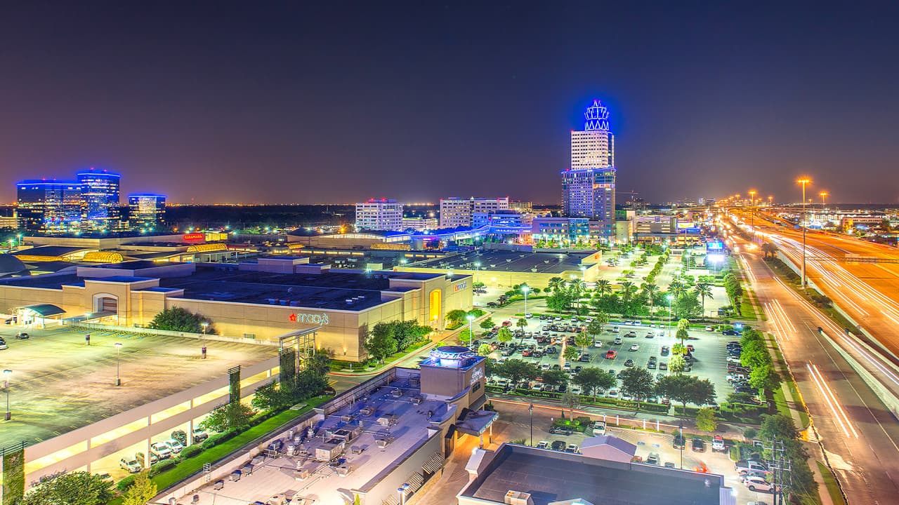 Otros centros comerciales como The Woodlands, Deerbrook, First Colony, Willowbrook, Baybrook, y el Memorial City estarán operando pero vendiendo por el autoservicio. Se espera que reabran por completo en los próximos días.