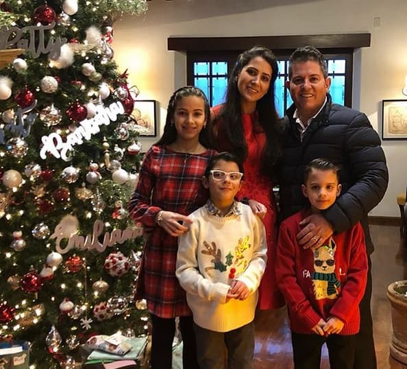 Para 
<b><a href="https://www.univision.com/programas/biografia-de-ernesto-laguardia" target="_blank">Ernesto Laguardia</a></b> no se trata de tener un "equipo de futbol" con 11 hijos, pero 
<b><a href="https://www.youtube.com/watch?v=kJzsy96ge_8" target="_blank">sí una familia grande.</a></b> 
<br>