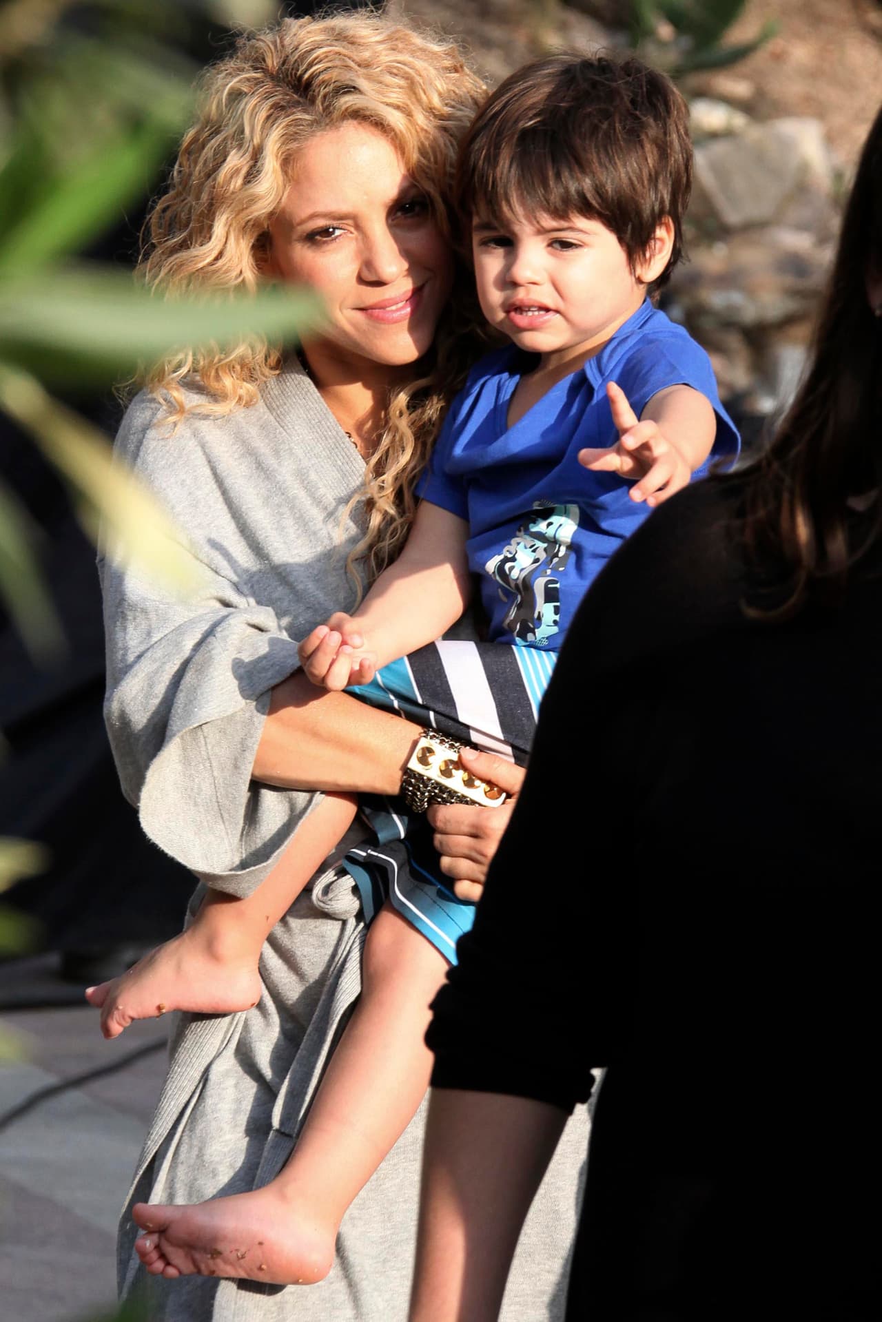 Eso sí, jamás descuidará su faceta de madre. Durante el photoshoot se dejó ver con el pequeño Milan.