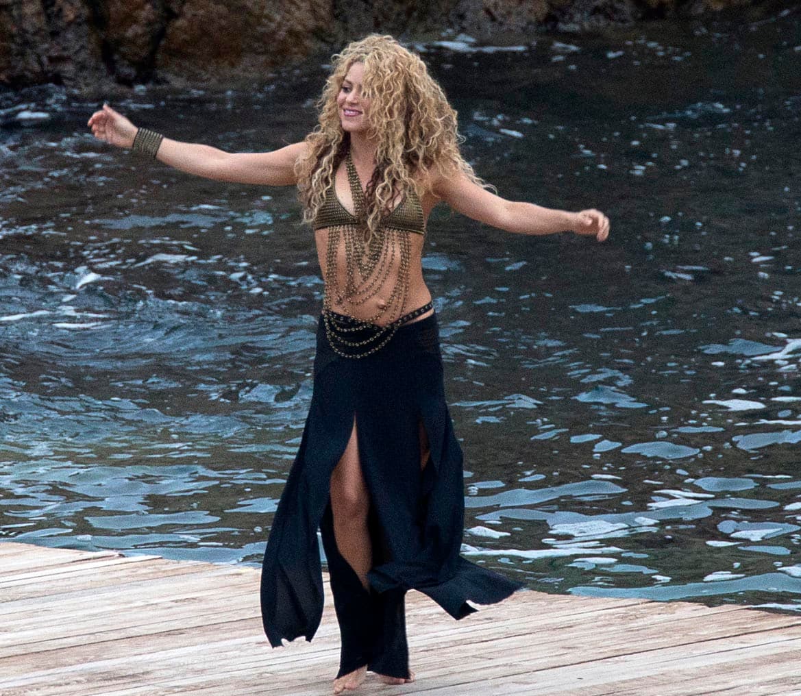 Después de jugar un rato, la cantante regresó al trabajo.