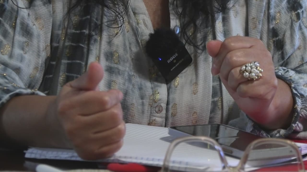 ‘María’ señala que se contactó con un supuesto abogado de Inmigración a través de Internet a quien le pagó $500 por Zelle. Luego, el hombre le pidió casi $1,300, hecho que le generó desconfianza a ‘María’, por lo que le dijo que se los enviaba por una tarjeta de crédito, pero él no estuvo de acuerdo y desapareció. Conoce las claves para identificar a un estafador.