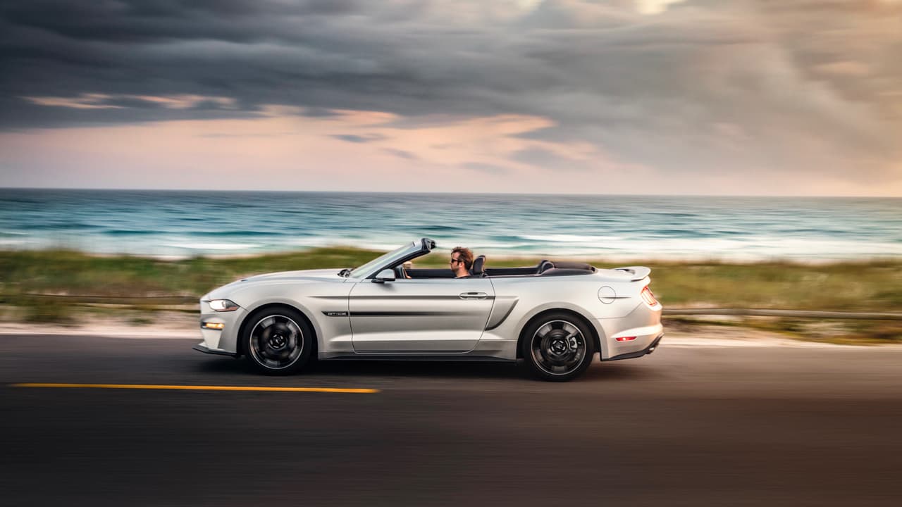 Bajo el capó del Ford Mustang GT California Special 2019, encontramos el V8 'Coyote' de 5.0 litros de desplazamiento del Mustang GT regular, desarrollando
<b> 460 caballos de fuerza</b> y 
<b>420 lbs.-pie de torque</b> con una velocidad máxima de 155 millas por hora. 
<br>
<br>El auto puede ser ordenado con una transmisión automática de 10 velocidades o una manual de 6, esta última está equipada con tecnología de 
<b>emparejamiento de revoluciones</b> para ayudar a los conductores menos expertos a mo perder impulso, o como dice Ford, para suavizar los cambios.