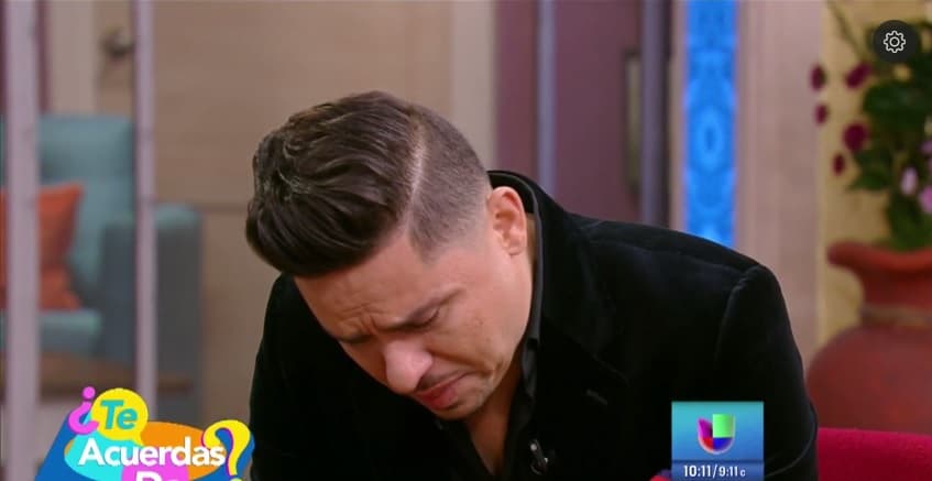 Al ver en pantalla las imágenes de un concierto antes de su detención, en el que se encontraba tomando alcohol en el escenario, Larry agachó la cabeza y comenzó a llorar amargamente.