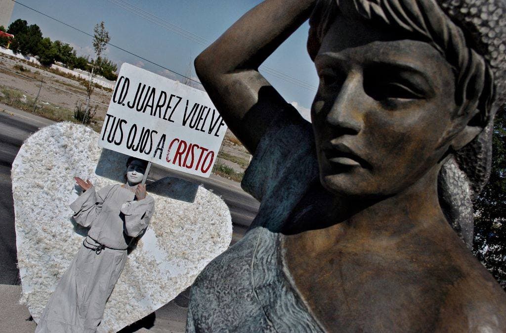 Es común verlos en las calles de la fronteriza Ciudad Juárez, México. Con sus caras pintadas de blanco, sus túnicas y sus alas repiten su mensaje a quien quiera escucharlos.